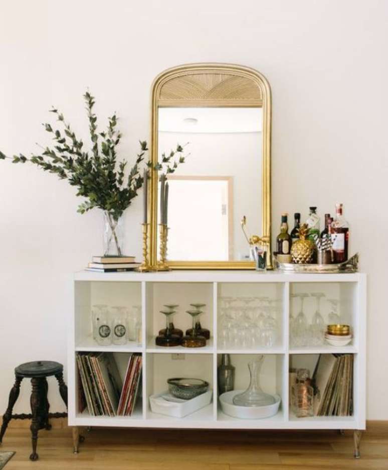 16. Cômoda com espelho dourado – Via: Casa e Jardim