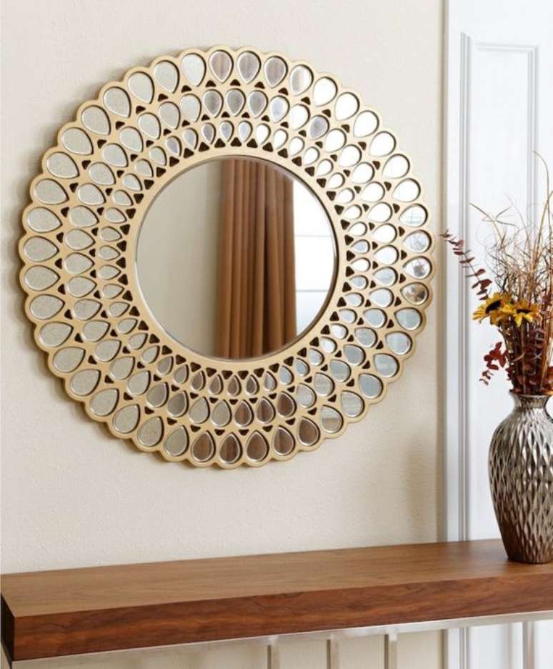 17. Espelho redondo com moldura dourada – Via: Freshideen