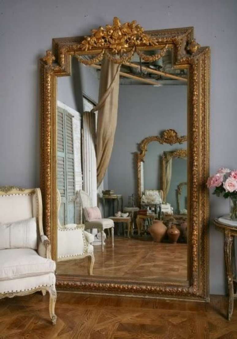 26. Espelho dourado grande de chão – Via: French Country Cottage