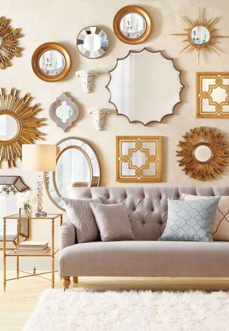 4. Conjunto de espelhos dourados na sala de estar – Via: Decor Fácil