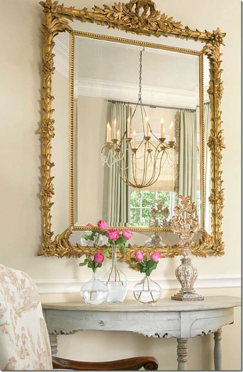 38. Espelho com moldura dourada na decoração da sala – Via: Tersessenta