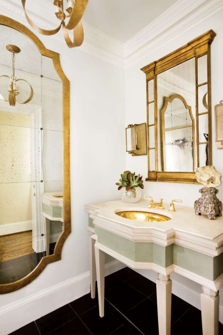 40. Banheiro com espelhos dourados na decoração – Via: My Design Chic