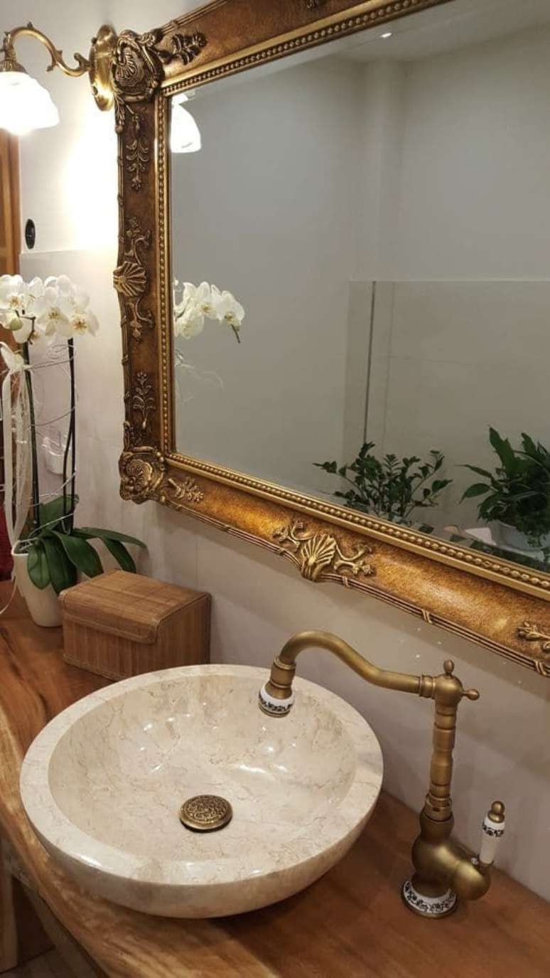 41. espelho dourado no banheiro luxuoso – Via: Pinterest