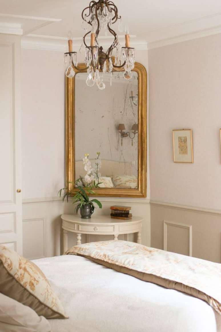 47. Espelho dourado no quarto moderno – Via: Every Day Parisian