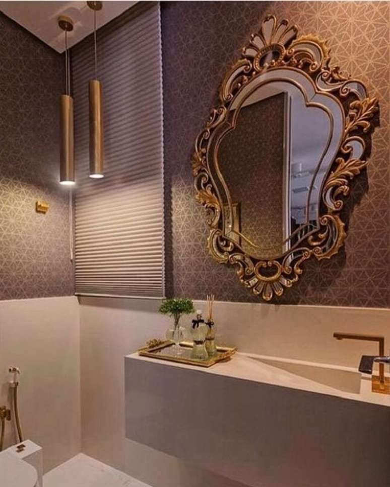 3. Espelho provençal dourado no banheiro de luxo – Via: Revista VD