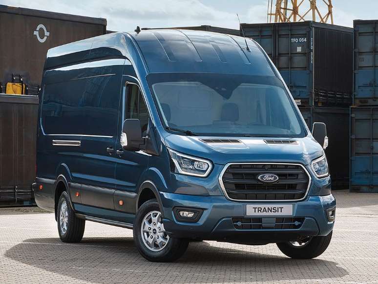 Ford Transit: produção no Uruguai e importação para o Brasil.