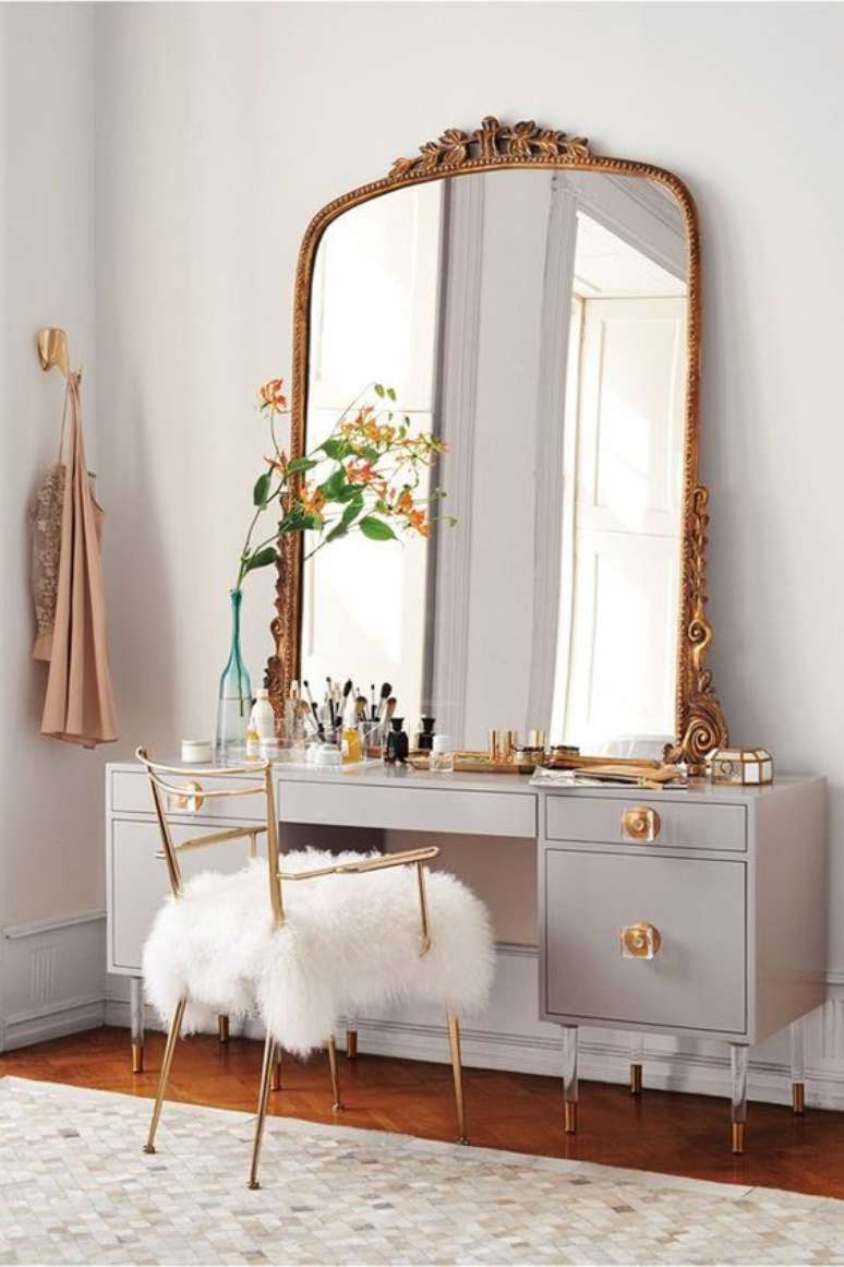 54. Penteadeira com espelho dourado – Via: Casa Vogue