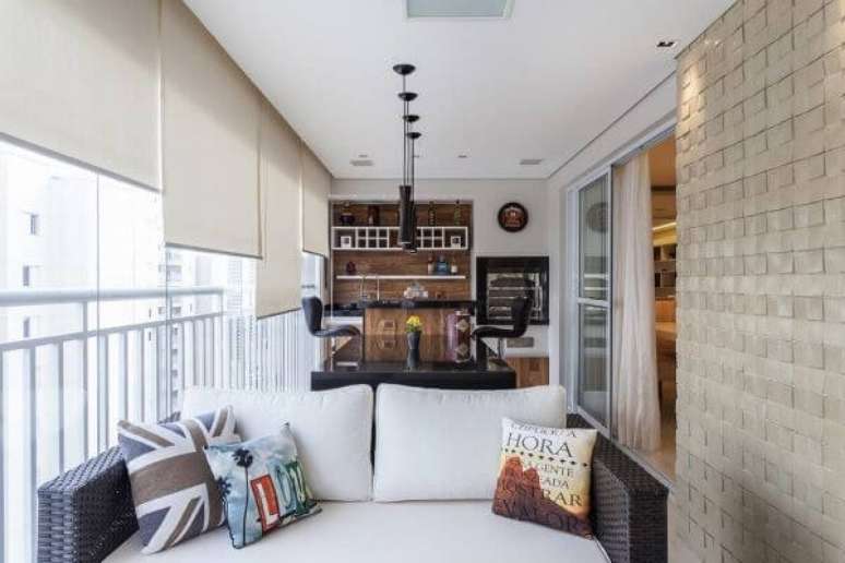 18. Quadros para varanda com sof&aacute; branco &ndash; Via: Raduan Arquitetura