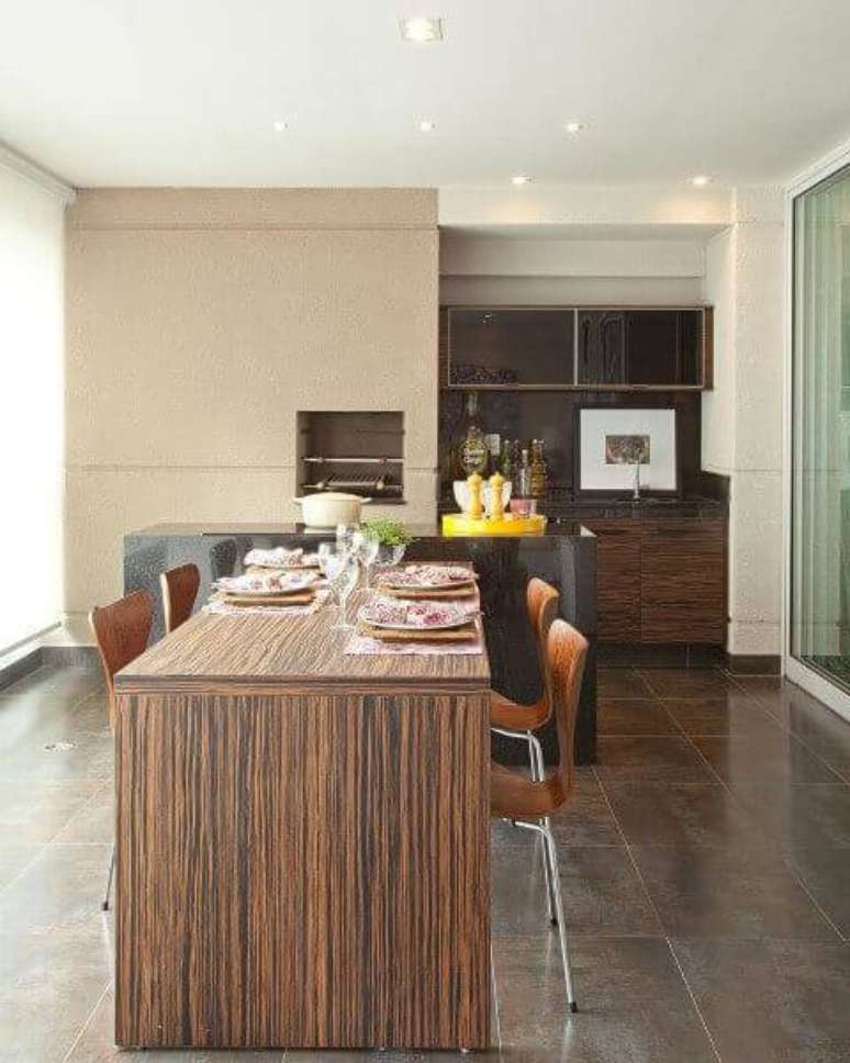 36. Quadros para varanda com m&oacute;veis de madeira &ndash; Via: Patricia Kolanian