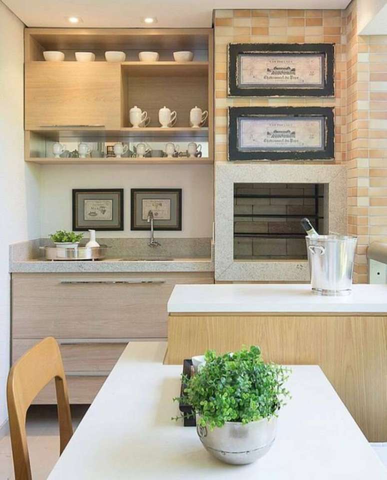 40. Varanda gourmet pequena com churrasqueira &ndash; Via: Fachada das con balcon