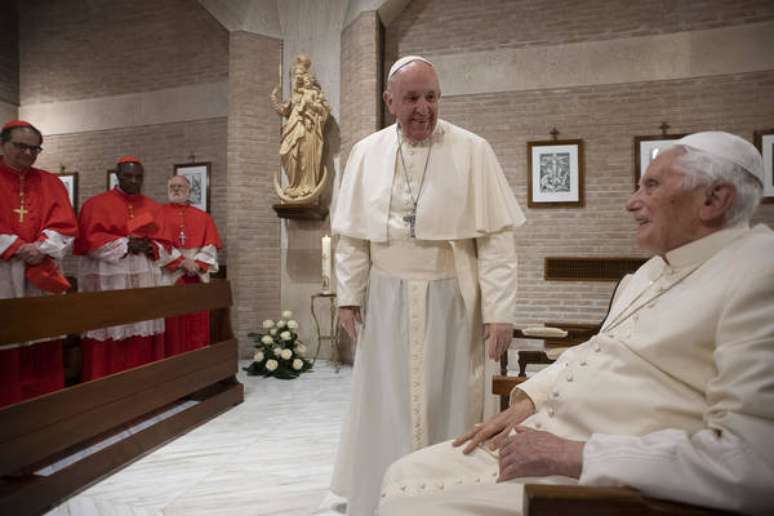 Papa Francisco e novos cardeais visitam Joseph Ratzinger no Vaticano