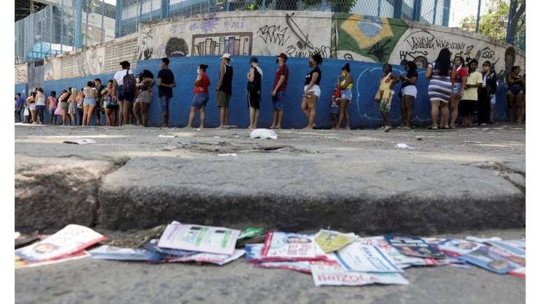 Compra de votos no Brasil resiste com uso de dinheiro, cesta básica, gasolina e até cachaça