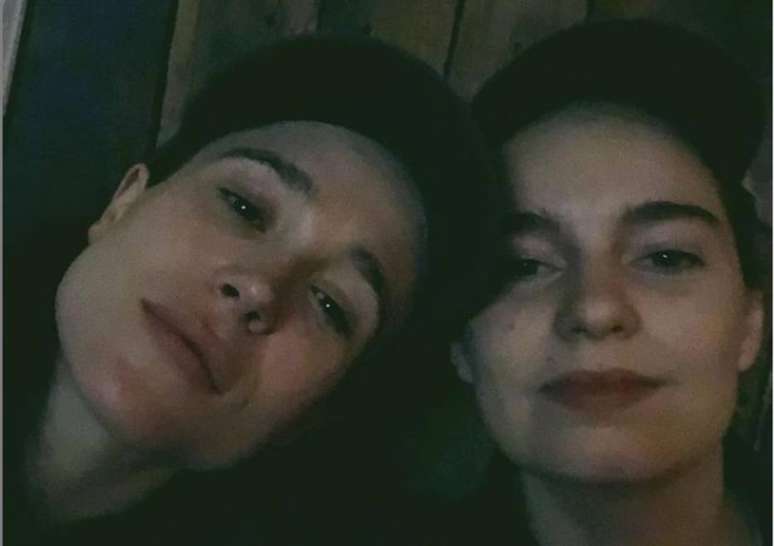 O ator Elliot Page junto com a esposa, Emma Portner