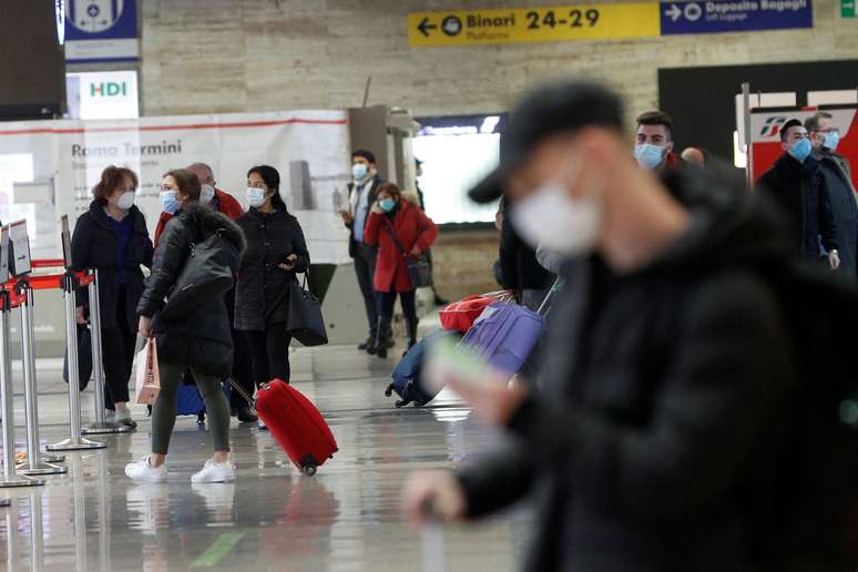 Pessoas usam máscaras de proteção em estação ferroviária em Roma
02/12/2020 REUTERS/Guglielmo Mangiapane