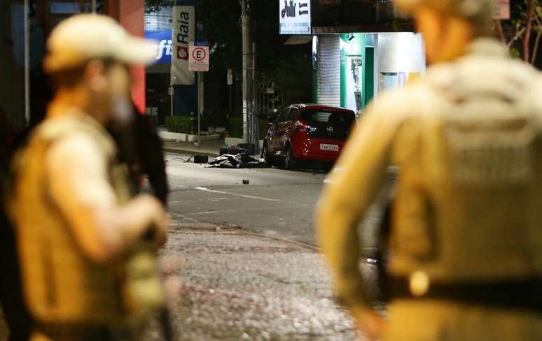 Policiais em local de assalto a banco em Criciúma
01/12/2020
REUTERS/Guilherme Ferreira