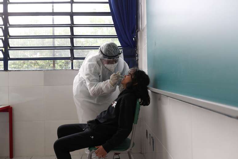 Profissional de sa&uacute;de colhe amostras para teste de detec&ccedil;&atilde;o de coronav&iacute;rus em Tabo&atilde;o da Serra
15/10/2020 REUTERS/Amanda Perobelli