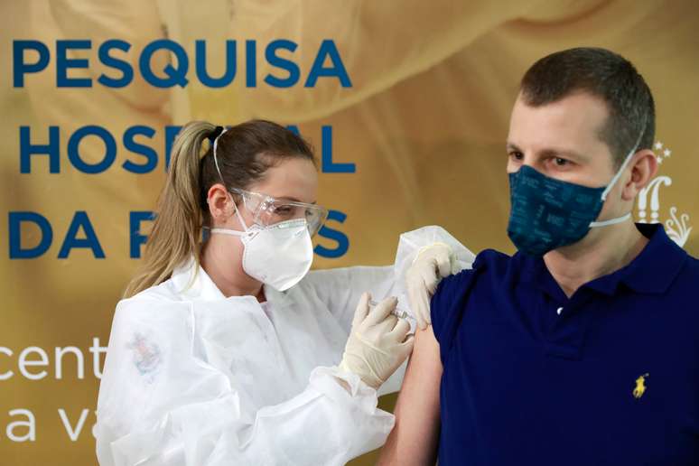 Enfermeira aplica vacina em voluntário de teste em Porto Alegre
08/08/2020
REUTERS/Diego Vara