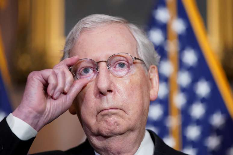 O líder da maioria no Senado dos EUA, Mitch McConnell, fala a repórteres enquanto líderes republicanos do Senado dão entrevista coletiva no Capitólio, em Washington, EUA, 1º de dezembro de 2020. REUTERS/Kevin Lamarque