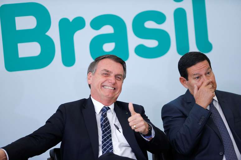Bolsonaro e o vice-presidente Hamilton Mour&atilde;o participam de cerim&ocirc;nia no Pal&aacute;cio do Planalto
01/08/2019
REUTERS/Adriano Machado