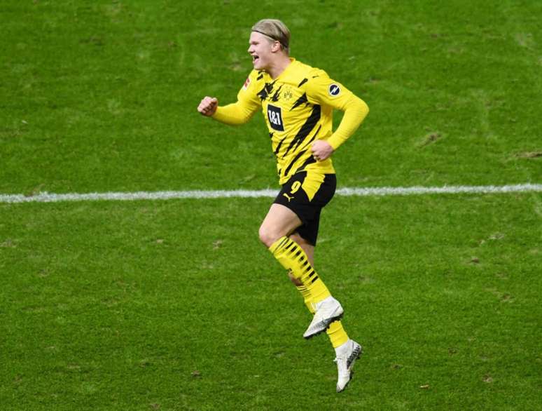 Haaland tem 17 gols na temporada com a camisa do Borussia Dortmund Foto: ANNEGRET HILSE / POOL / AFP)