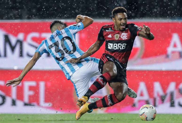 Vitinho foi alvo de críticas pelo gol perdido no fim do primeiro tempo (Foto: AFP)