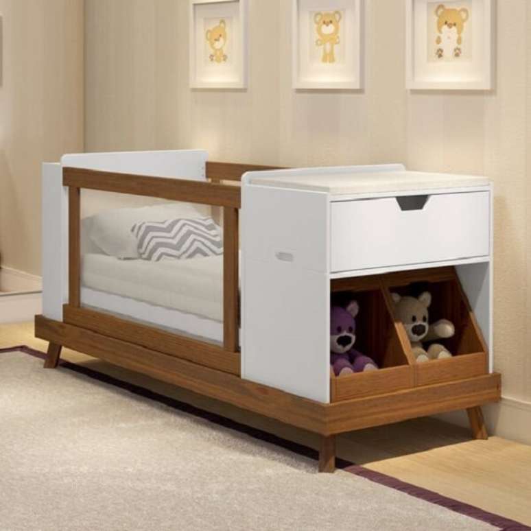 48. Acomode os bichinhos de pelúcia no berço com gaveta e nichos. Fonte: Pinterest