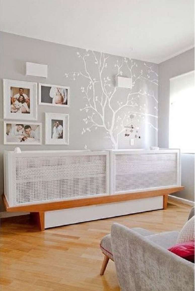 37. Berço com gaveta para quarto de gêmeos otimiza o espaço. Fonte: Solo Infantil