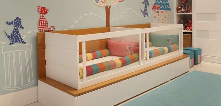 23. Berço com gavetas e rodinhas que facilitam a mobilidade da cama auxiliar. Fonte: Pinterest
