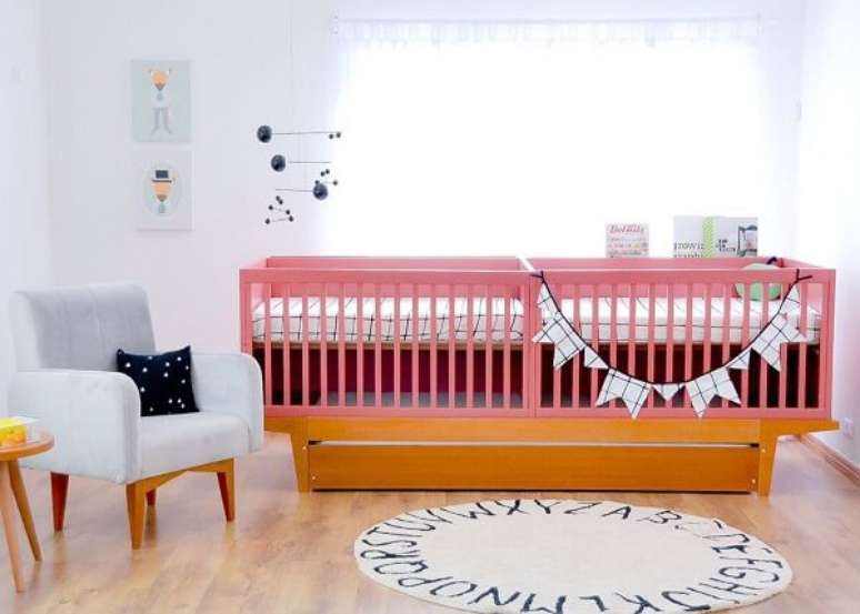 24. Berço de madeira com gavetas para quarto de gêmeos. Fonte: Pinterest