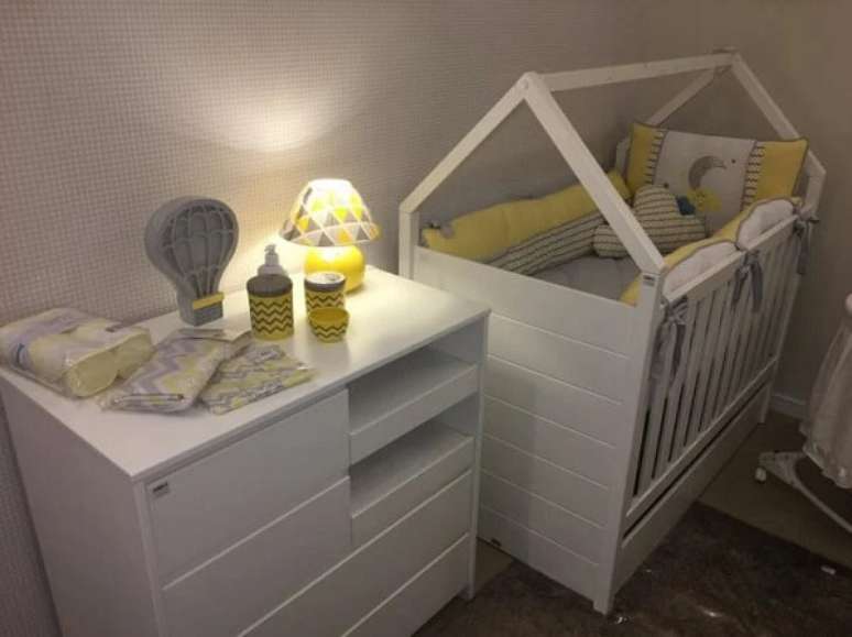 36. Branco e amarelo para decoração desse quarto de bebê com berço com gaveta. Fonte: Bebê Casa