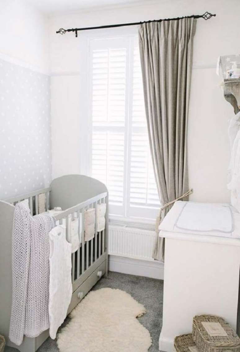30. Cores neutras para esse quarto de bebê com berço com gavetas. Fonte: Pinterest