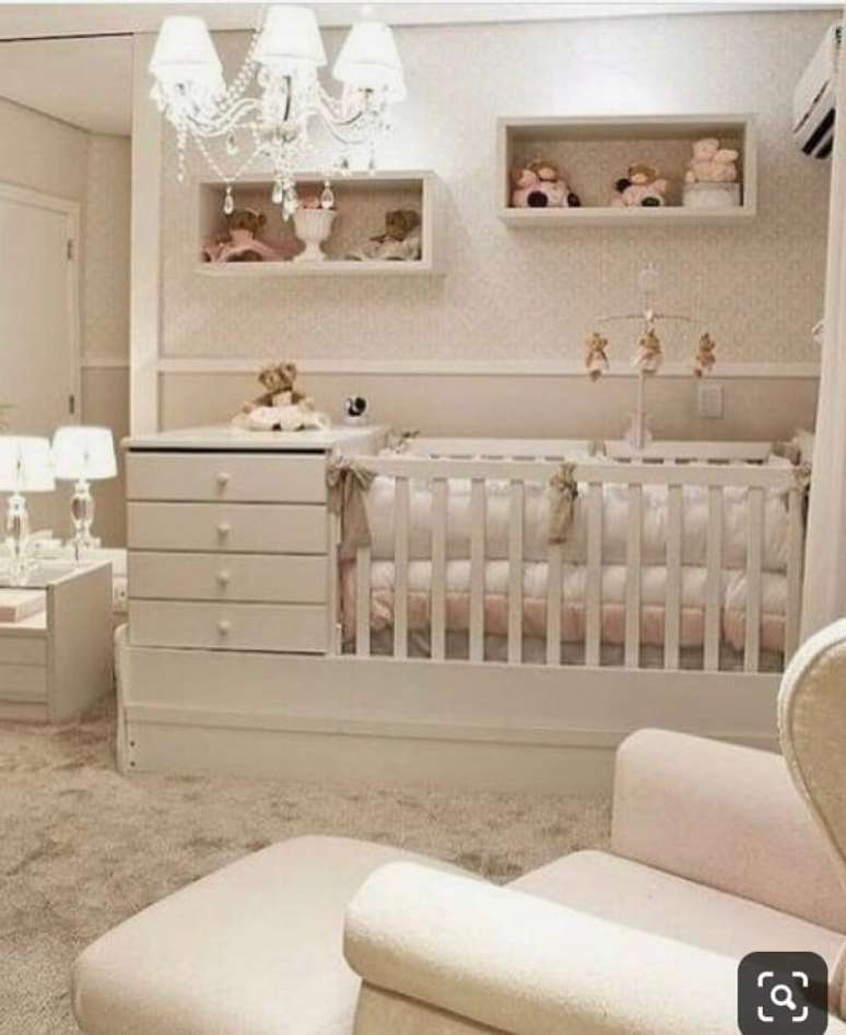 34. Decoração clean, atemporal e democrática para quarto de bebê com berço com gaveta. Fonte: Pinterest