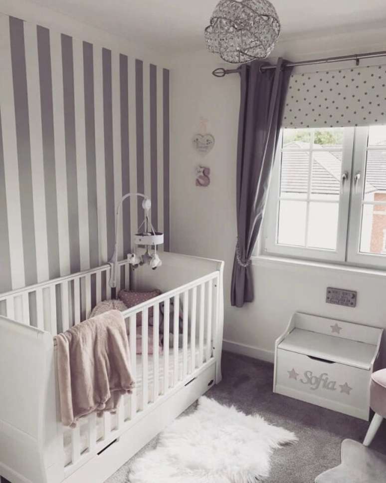 27. Decoração simples com berço com gavetas. Fonte: Sofia And Us