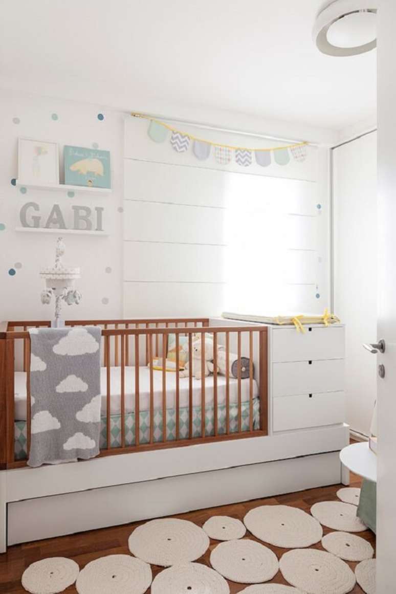 7. Modelo aconchegante de berço com gaveta para quarto de bebê. Fonte: Pinterest
