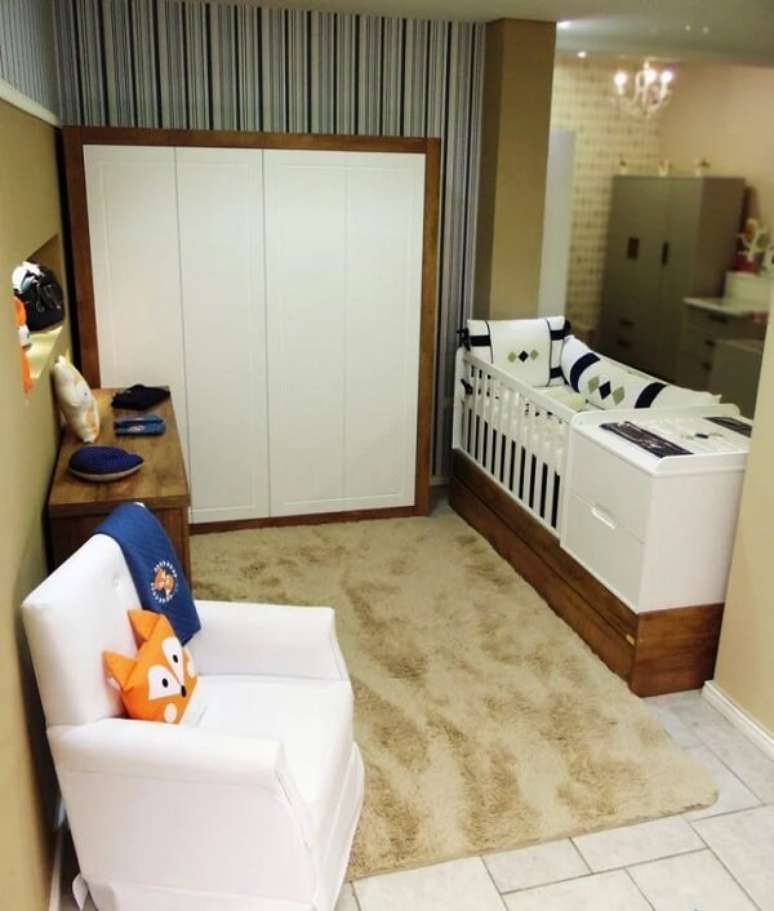 42. Nuances de branco e marrom podem ser visto no berço com gaveta, na poltrona e guarda roupa. Fonte: Le Bébé