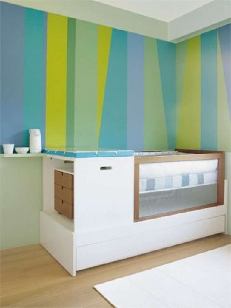 46. O papel de parede se destaca nessa decoração com berço com gaveta. Fonte: Pinterest
