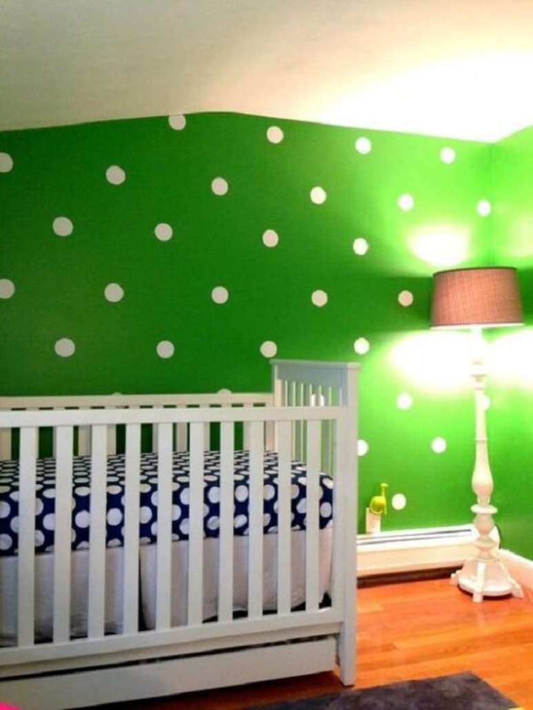 12. Papel de parede de bolinhas e berço com gaveta embaixo que acomoda um colchão. Fonte: Pinterest