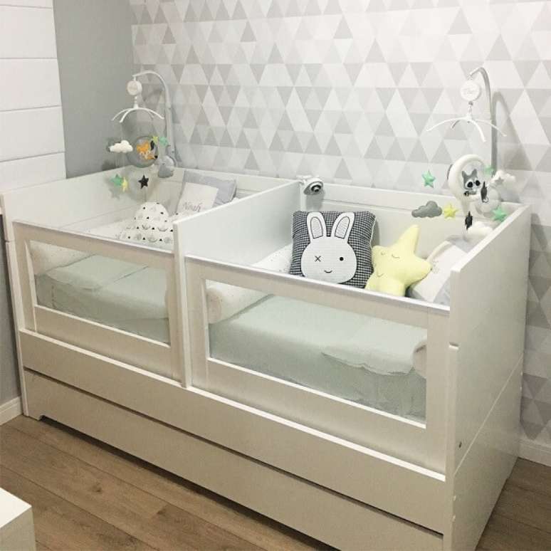 21. Para otimizar espaço no quarto dos gêmeos opte por berço com gaveta. Fonte: Pinterest