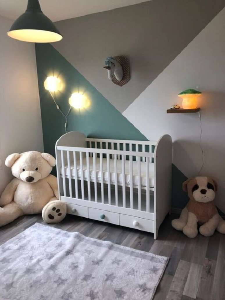 10. Parede com pintura geométrica e berço com gavetas com puxadores coloridos. Fonte: Revista Viva Decora