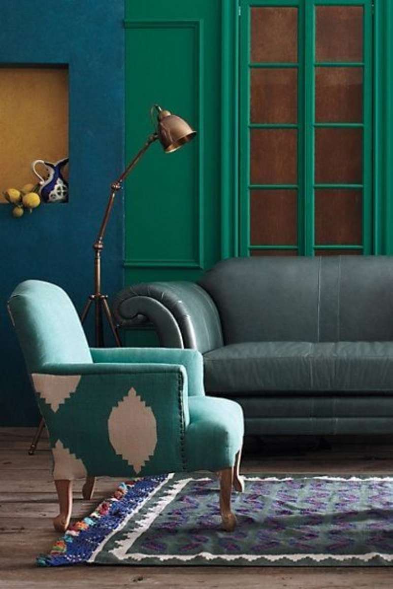 42. Poltrona verde &aacute;gua na decora&ccedil;&atilde;o colorida e alegre &ndash; Via: Pinterest