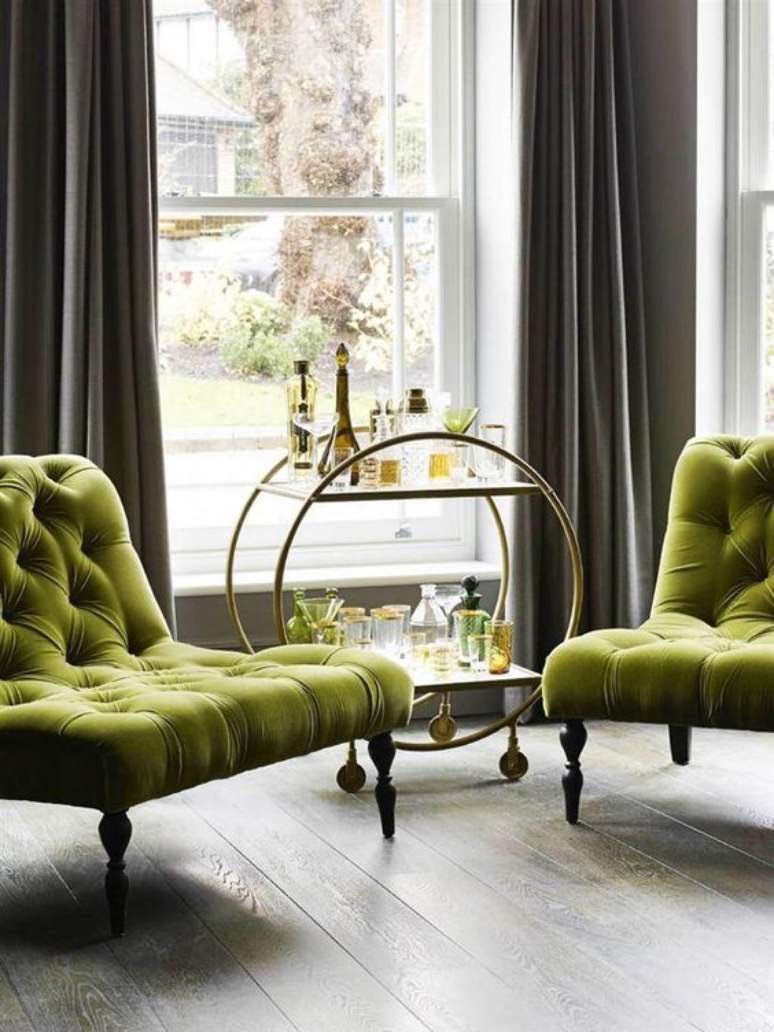 46. Conjunto de poltronas verdes com bar ao lado – Via: Pinterest