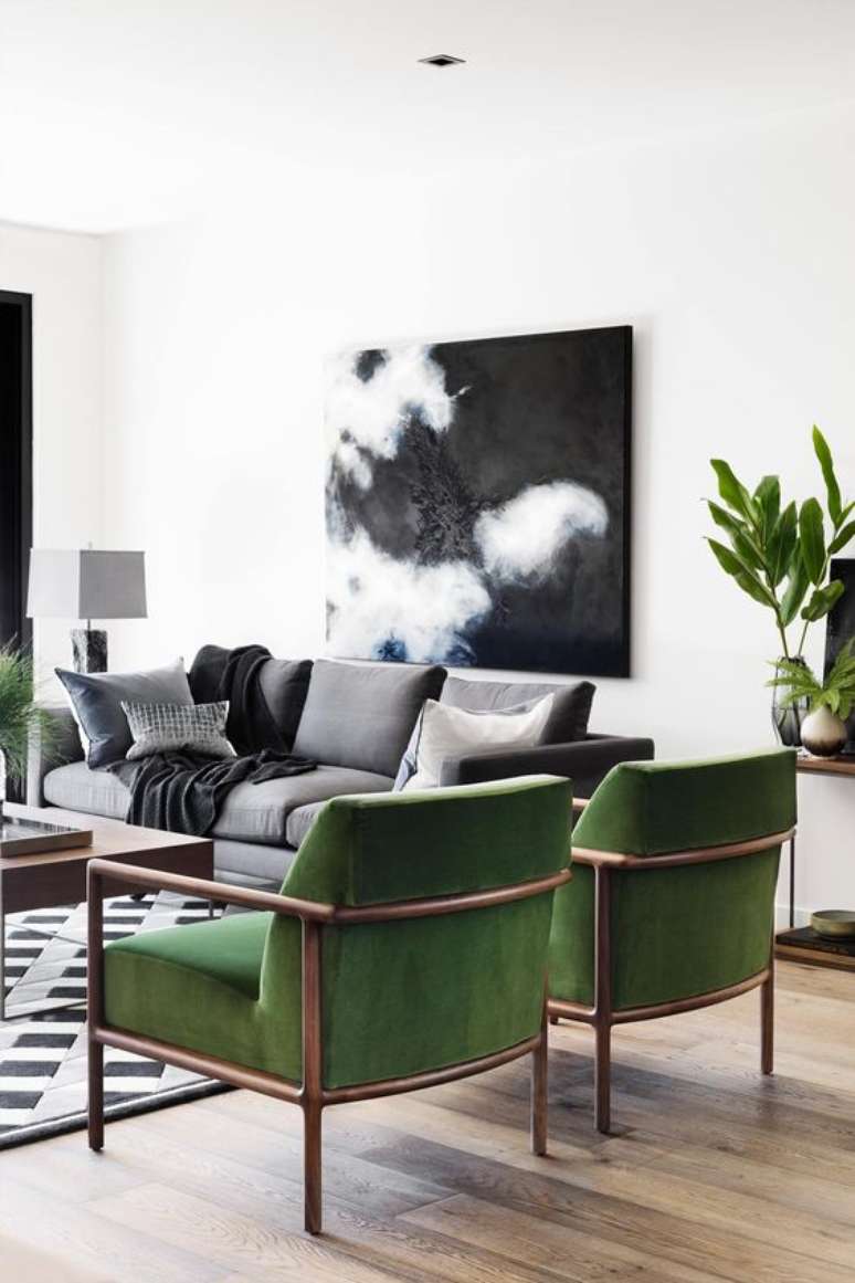 53. Conjunto de poltronas verdes na sala de estar – Via: Interior Design