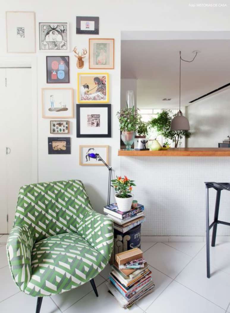 12. Poltrona estampada verde na sala de estar pequena – Via: Reciclar Decorar