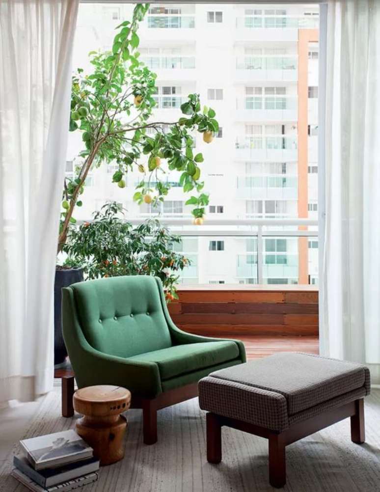 13. Sala de estar com poltrona verde – Via: casa e Jardim