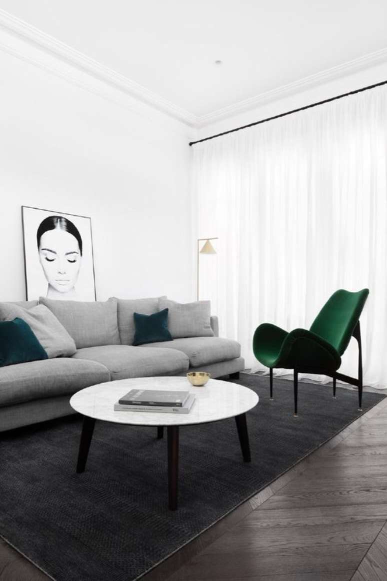 2. Poltrona verde na sala neutra – Via: Inside out