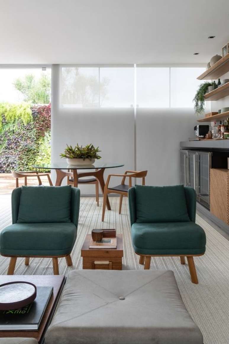 26. Conjunto de poltronas verdes na sala moderna – Via: Casa Vogue