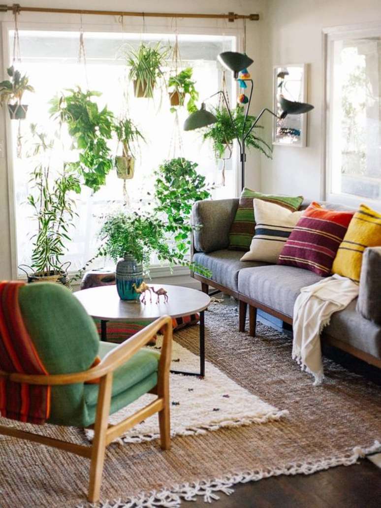 27. Poltrona verde na sala de estar – Via: Simples Decoração