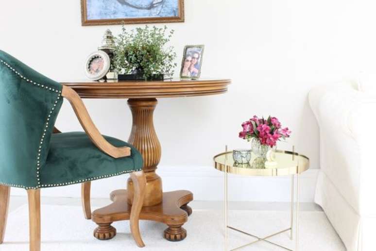 28. Sala de estar com poltrona verde – Via: EhDEcor