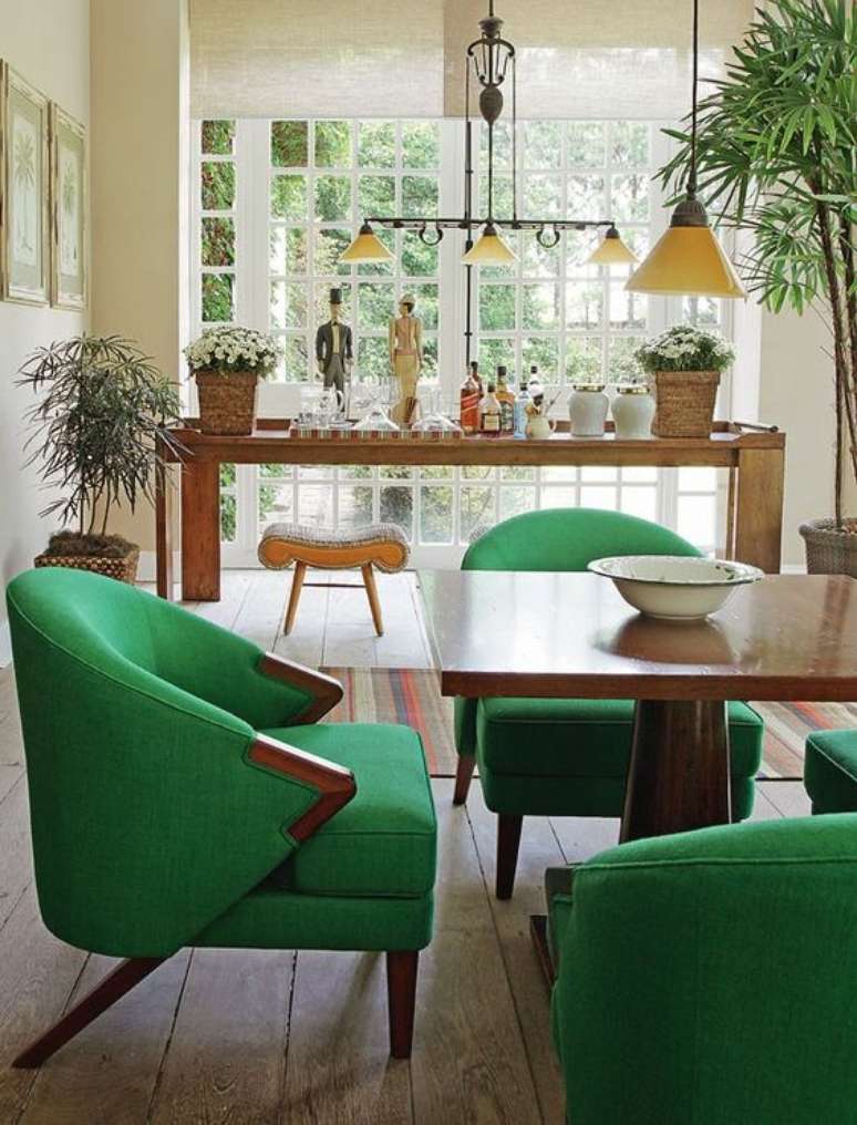 32. Mesa de jantar com poltrona verde – Via: Casa Vogue