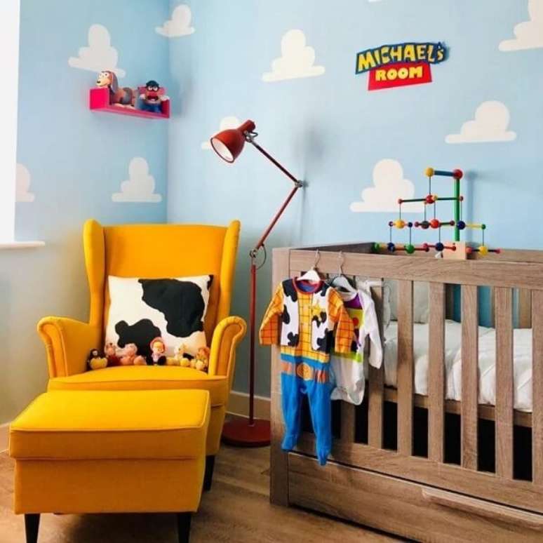 11. Quarto de bebê temático com berço com gaveta embaixo feito em madeira. Fonte: The British Mouse